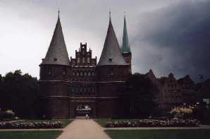 Holstentor und aufziehendes Gewitter